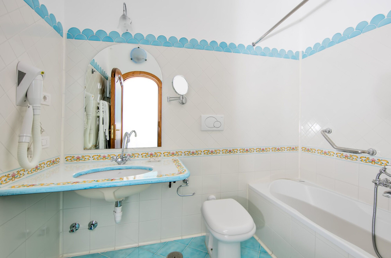 Bathroom 5, Hotel Vittoria, Salerno