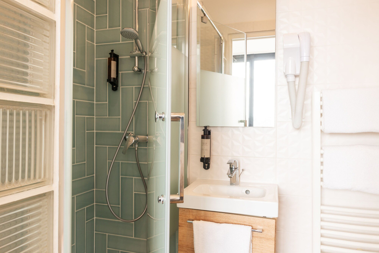Bathroom 4, Hotel Terre Neuve, Paris