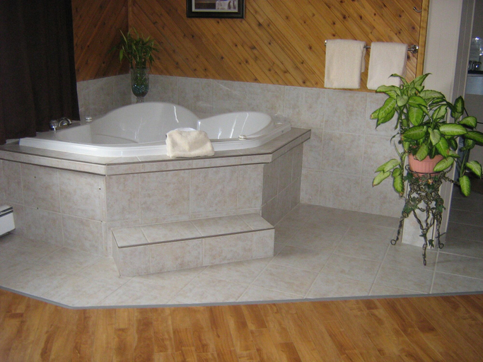 Bathroom 4, Parkway Motel & European Lodges, Division No. 3