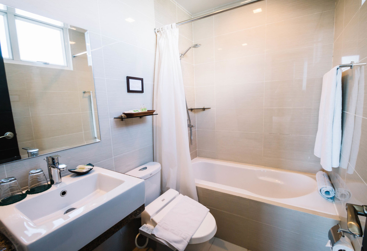 Bathroom 4, CSuites at 8 Newtown Residences, Lapu-Lapu City