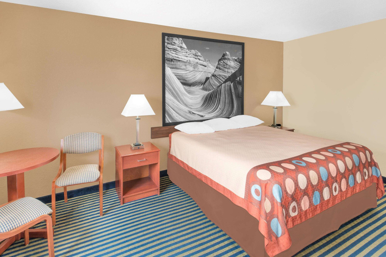 Bedroom 4, Super 8 by Wyndham Marshalltown, Marshall