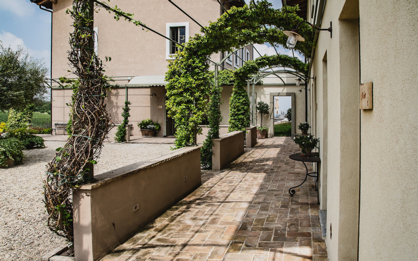 Exterior & Views 13