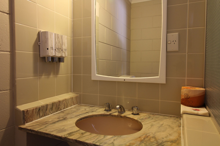 Bathroom 3, Snowy Mountains Resort and Function Centre, Snowy River