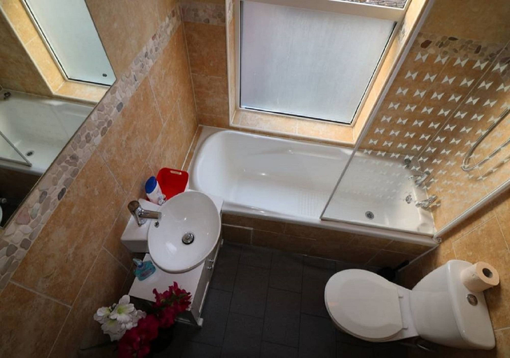 Bathroom 4, Huku Kwetu - Salisbury House, Luton