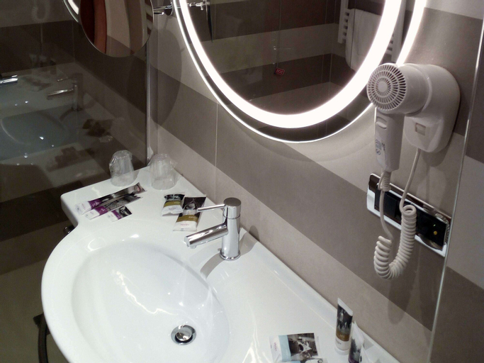 Bedroom 5, Mercure Rome Leonardo da Vinci Airport, Rome