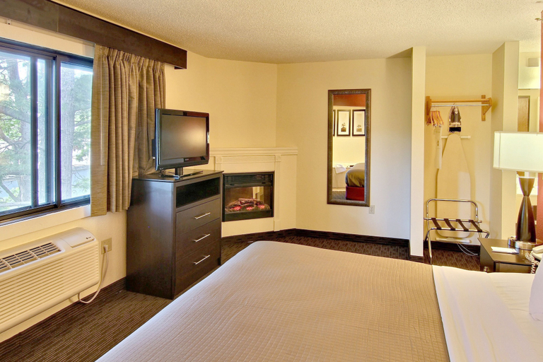 Bedroom 4, Blossom Hotel & Suites Traverse City, Grand Traverse