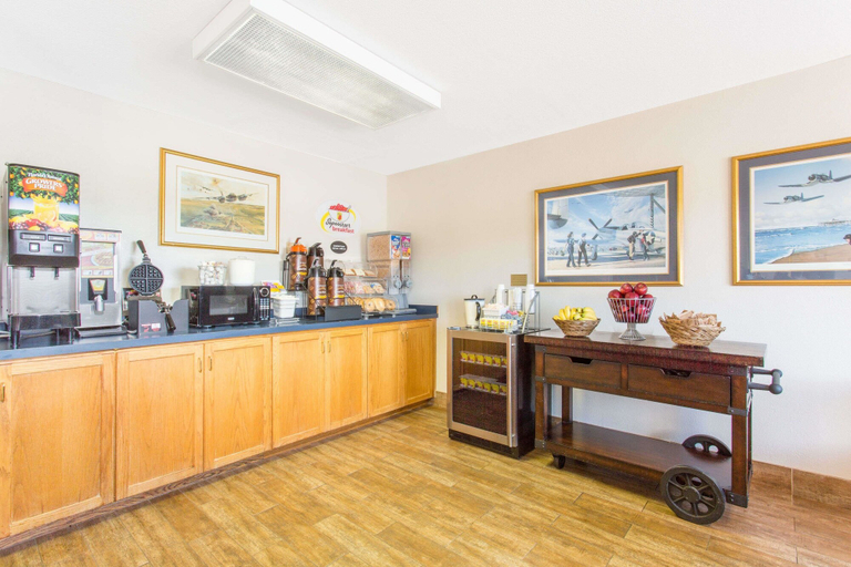 Food & Drinks 5, Super 8 by Wyndham Bedford, Bedford City