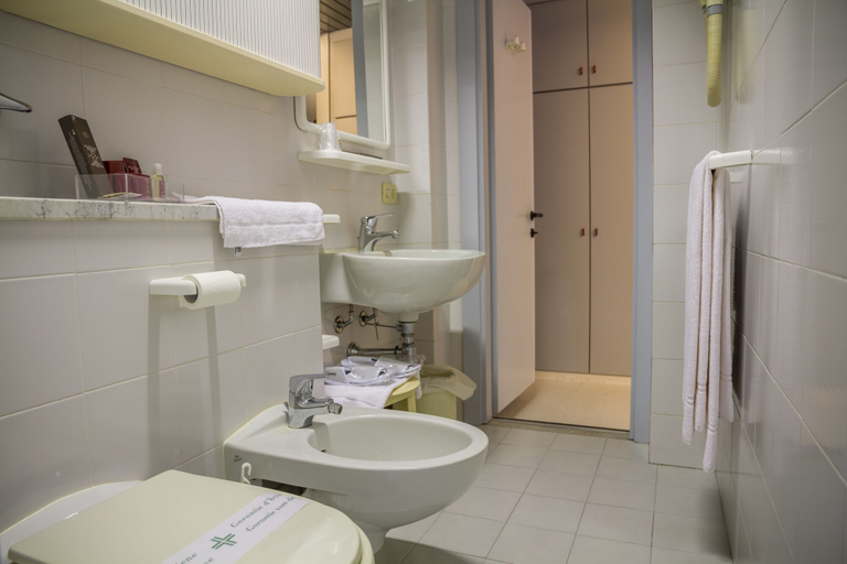 Bathroom 4, Hotel Italia, Pavia