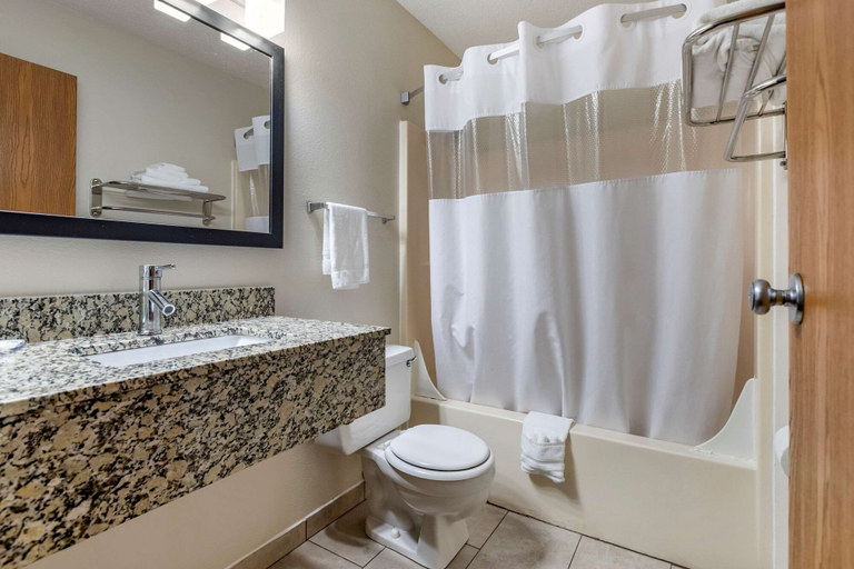 Bathroom 5, Quality Inn Creston, Union