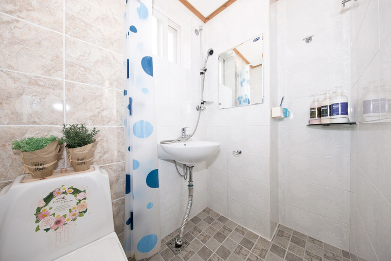 Bathroom 3, Hyacinth Pension, Tongyeong