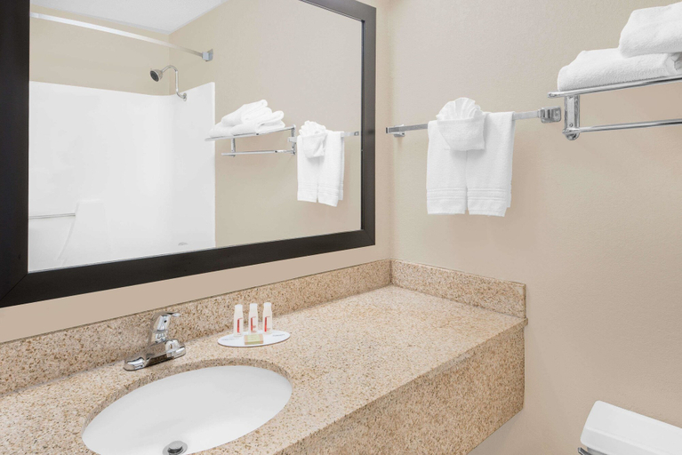 Bathroom 5, Super 8 by Wyndham Marshalltown, Marshall