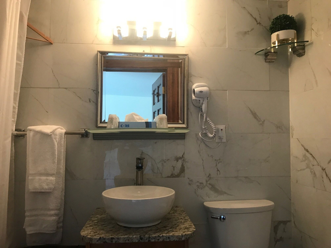 Bathroom 5, Atlantic Coast Inn, Hancock