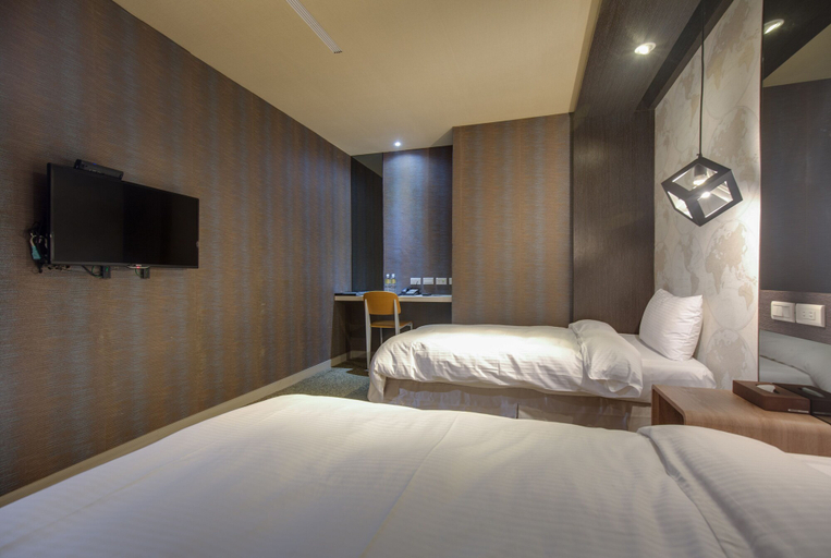 Bedroom 3, East Dragon Hotel, Taipei City