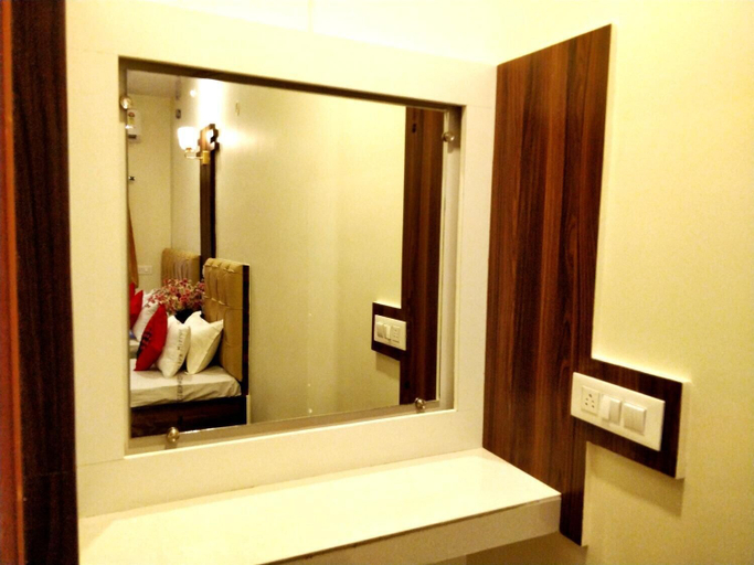 Bathroom 4, City Hotel, Kaushambi