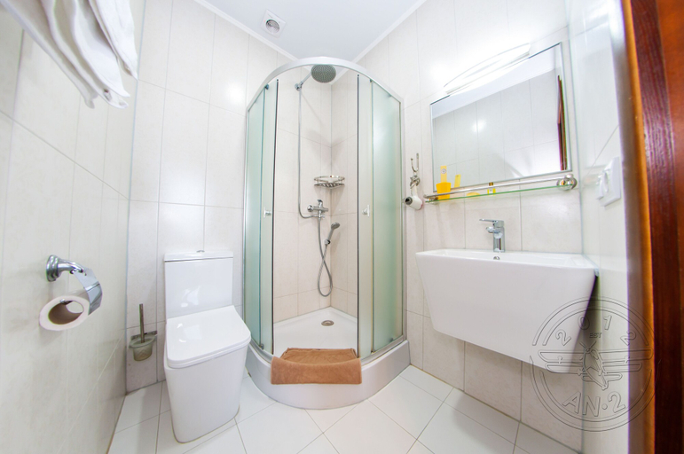 Bathroom 4, Antwo-Hotel, Kharkivs'ka