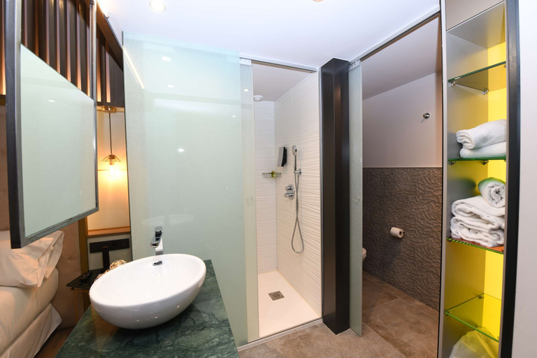 Bathroom 5, Barcelo Ourense, Ourense