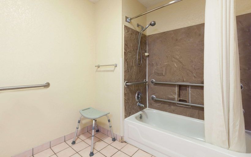 Bathroom 4, Super 8 by Wyndham Hammond, Tangipahoa