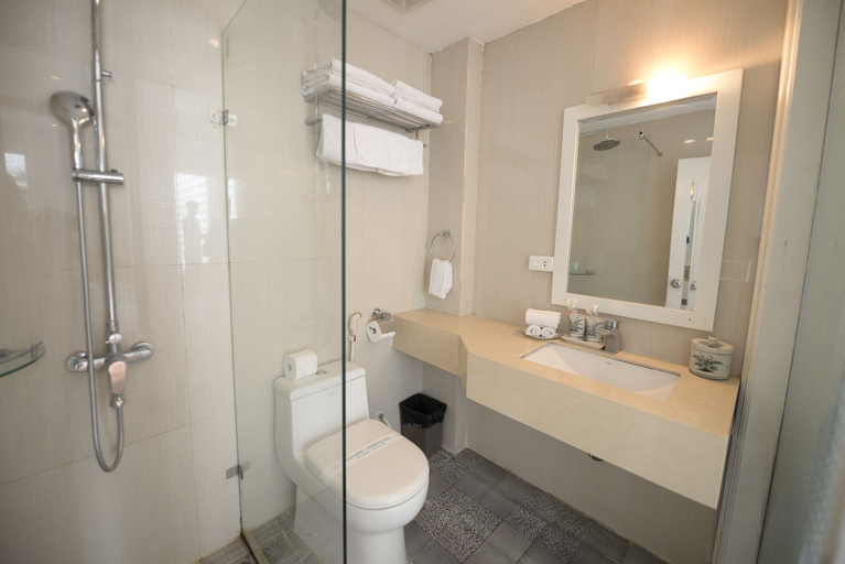 Bathroom 5, Mai Charming Hotel and Spa, Hoàn Kiếm