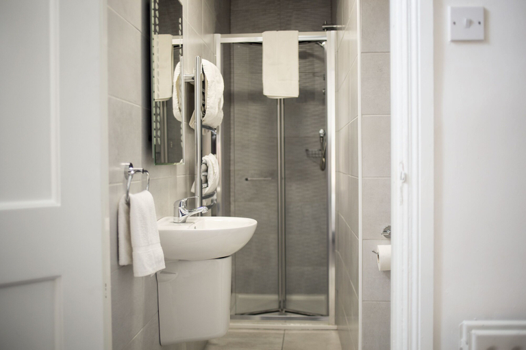 Bathroom 3, Maddens Bridge Bar & Guesthouse