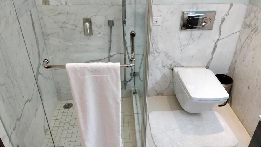 Bathroom 5, Jaypee Vasant Continental, Delhi