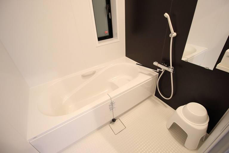 Bathroom 4, Akizero Onnason, Onna