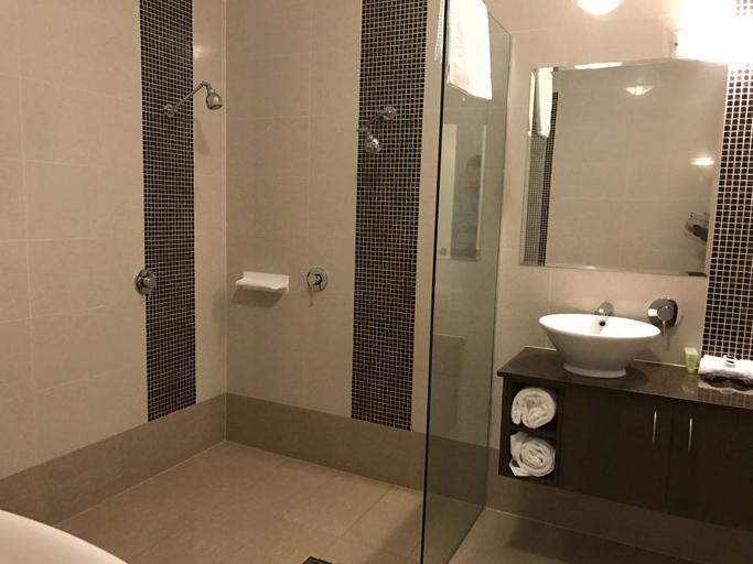 Bathroom 4, Mornington Hotel, Melbourne