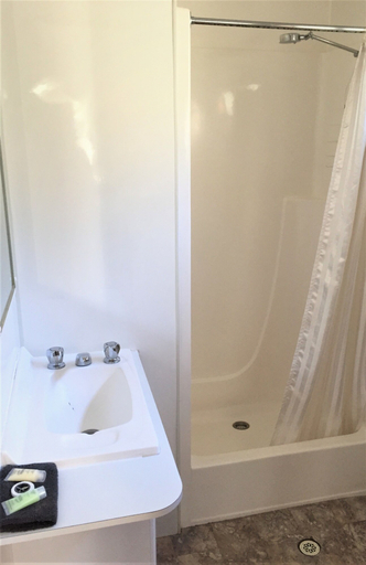 Bathroom 3, Junee Tourist Park, Junee