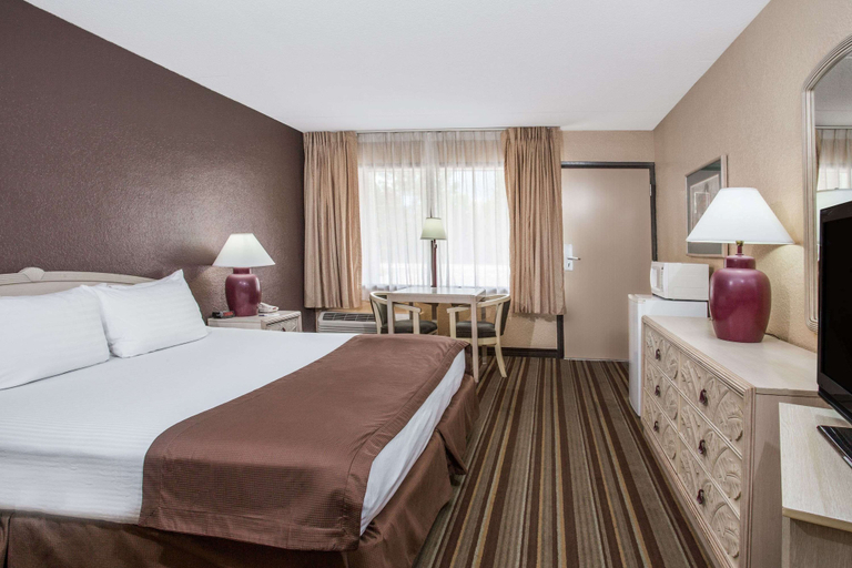 Bedroom 3, Travelodge by Wyndham Deltona, Volusia