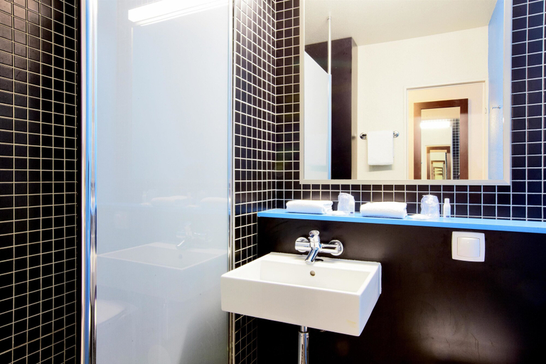 Bathroom 5, Kyriad Viry Chatillon, Essonne