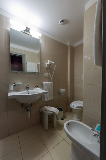 Bathroom 5, Hotel Mirasole International, Latina
