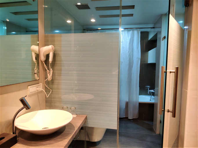Bathroom 5, Hotel Satkar Residency, Thane