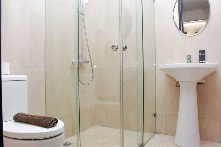 Bathroom 5, Exclusive and Comfort 2BR Apartment at Sudirman Suites By Travelio, Central Jakarta