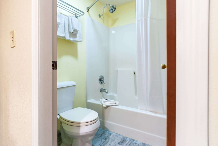 Bathroom 4, Days Inn by Wyndham Tamworth, Carroll