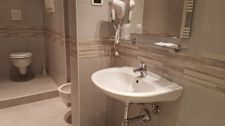 Bathroom 4, Hotel Milano, Pisa