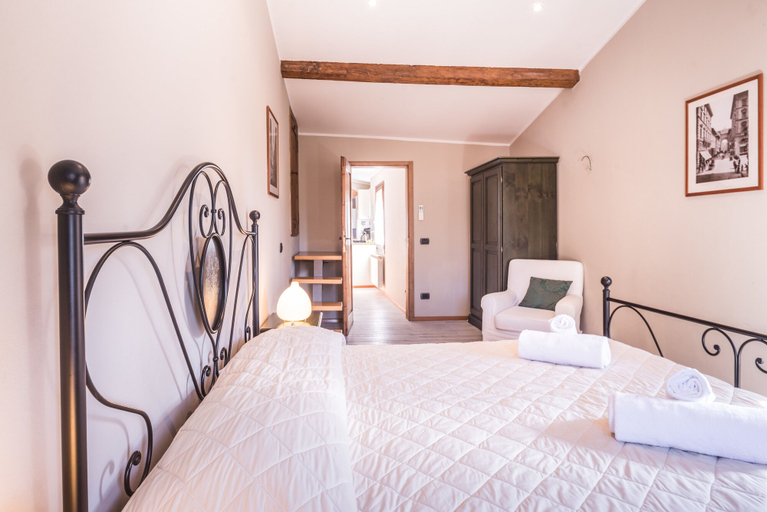 Room 5, A Few Steps to The Duomo Elegant 2BD Apt, Florence