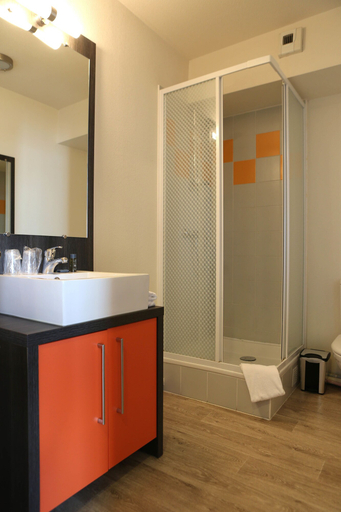 Bathroom 5, Adonis Paris Sud, Val-de-Marne