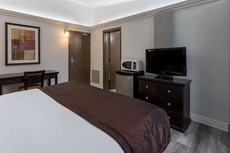 Bedroom 3, Travelodge by Wyndham Sarnia, Lambton