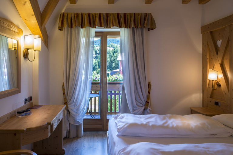 Bedroom 4, Hotel Ambiez, Trento