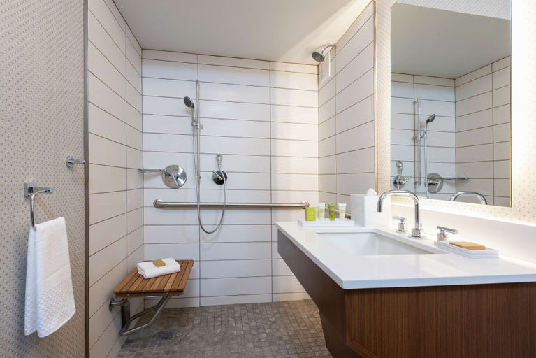 Bathroom 5, Hilton Chicago/Oak Brook Hills Resort & Conference Center, Dupage