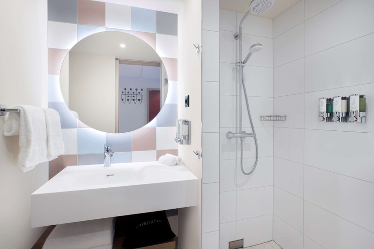 Bathroom 5, Hampton by Hilton Kaiserslautern, Kaiserslautern