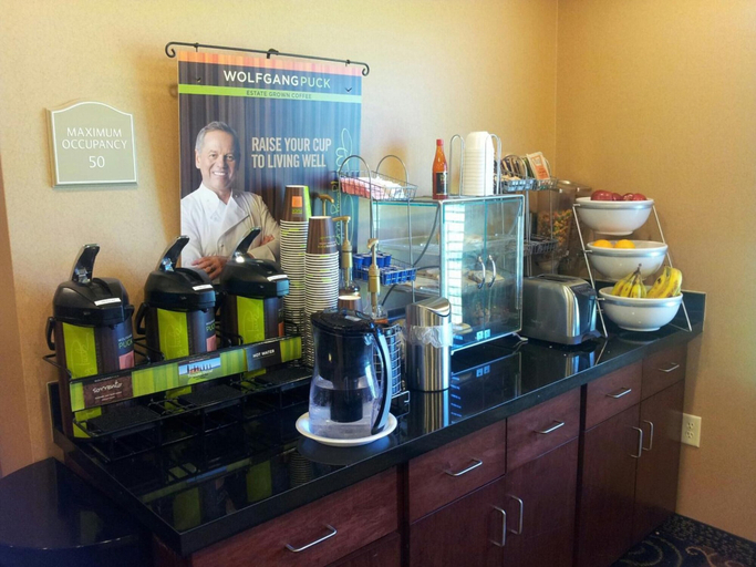 Food & Drinks 5, Cobblestone Inn & Suites - Hartington, Cedar