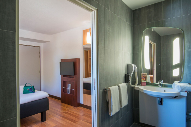 Bathroom 5, ibis Manosque Cadarache, Alpes-de-Haute-Provence