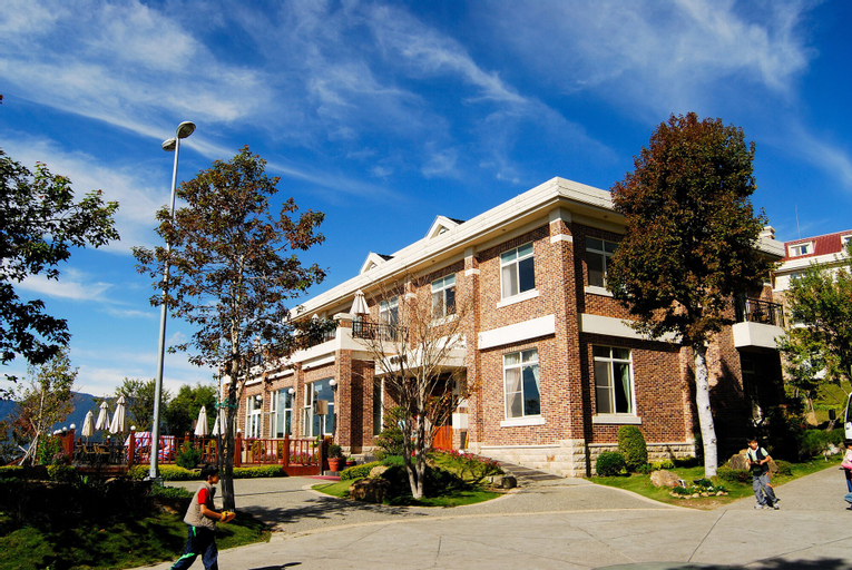 Exterior & Views