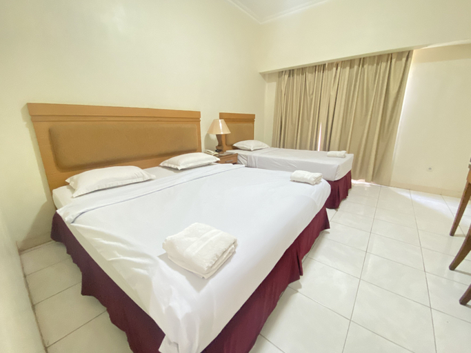 Lilianto Hotel Polewali Mitra RedDoorz Room Type - Triple Room