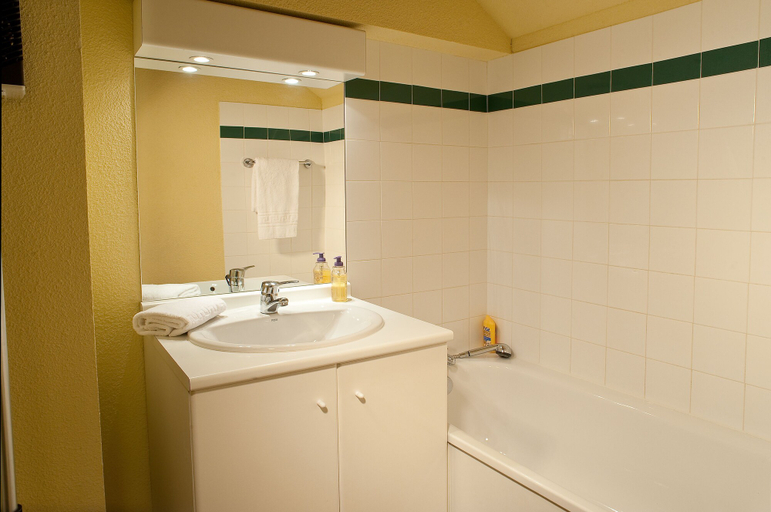 Bathroom, Madame Vacances Residence Le Chalet du Thabor, Savoie