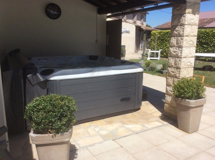 Bathroom 5, Le Grillage a Poules, Charente
