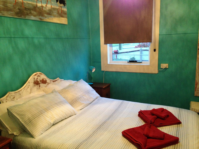Bedroom 3, The Spotted Salmon Cottage, Central Coast - Pt A