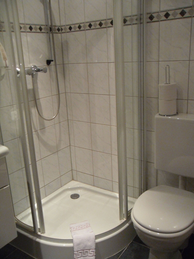 Bathroom 3, Boos, Worms