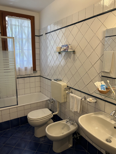 Bathroom 5, Hotel Kyrton, Lucca