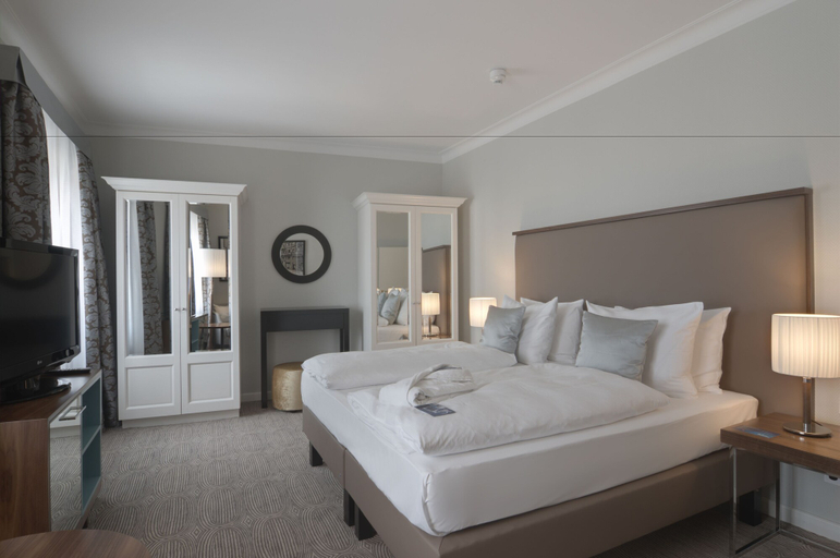 Bedroom 5, Radisson Blu Schwarzer Bock Hotel, Wiesbaden